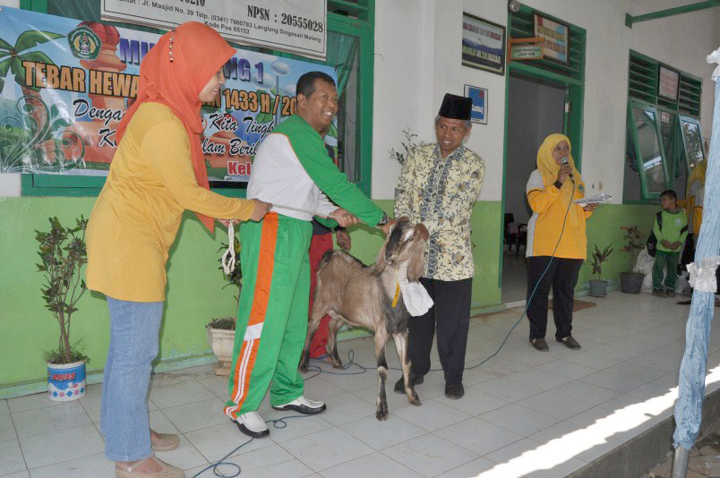 Penyerahan Hewan Qurban oleh Kepala dan POS