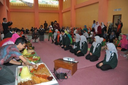 Pemotongan Tumpeng oleh Komite kepada Korlas