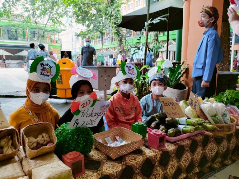 Tanamkan Jiwa Wirausaha melalui Kegiatan Pasar Kelas