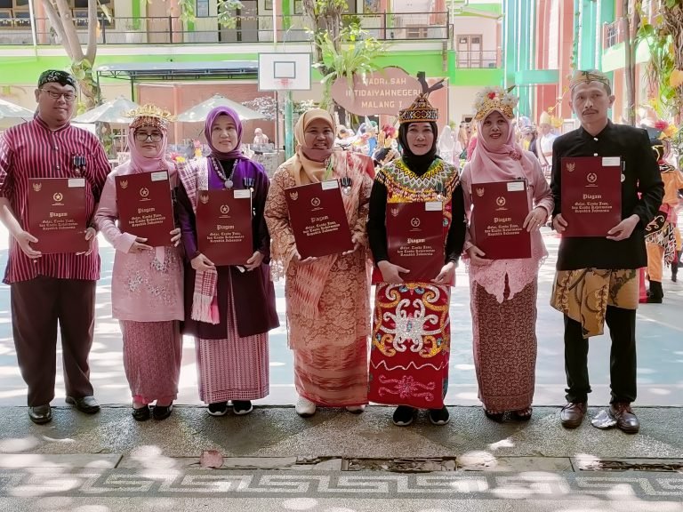 Delapan ASN MIN 1 Kota Malang Terima Satya Lencana Karya Satya