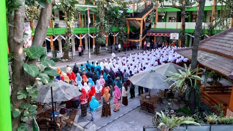 Upacara HUT ke-78 RI : MIN 1 Kota Malang Melaju Untuk Maju