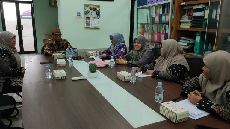 Guru MIN 1 Mendapat Pendampingan Implementasi Kurmer Oleh TIM IKMBK