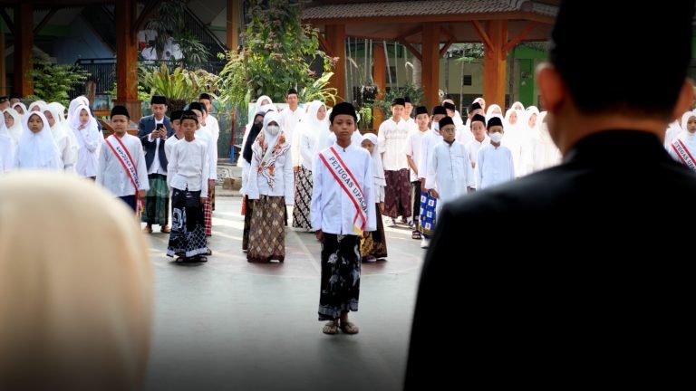 Rayakan Resolusi Jihad, Siswa MIN 1 Kota Malang Gelar Upacara Hari Santri Nasional 2023
