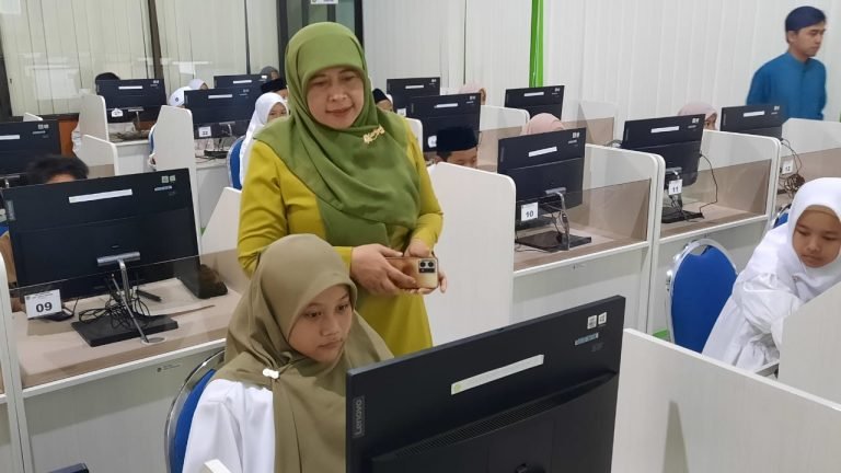 Kepala Madrasah Beri Semangat Siswa MIN 1 Kota Malang saat Menggelar Asesmen Nasional Berbasis Komputer (ANBK) 2023