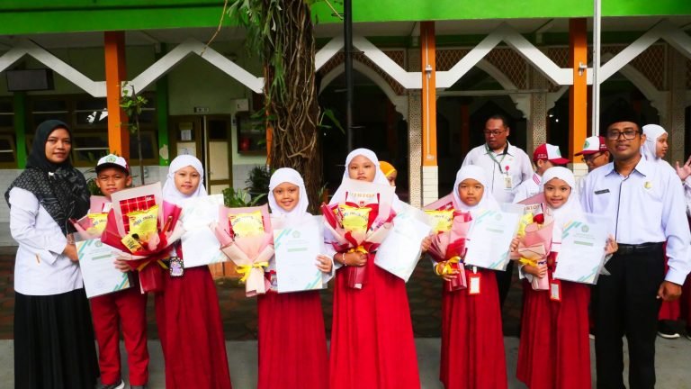 MIN 1 Kota Malang : Beri Penghargaan “Pemustaka Teraktif”