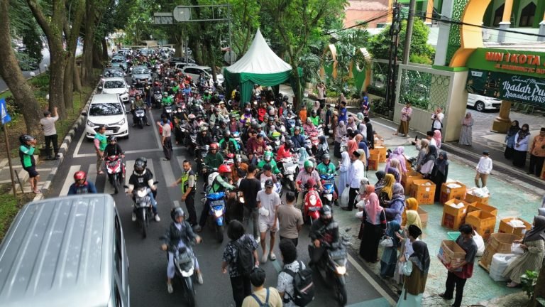 MIN 1 Kota Malang Bagikan Takjil Gratis dalam Rangkaian Gempita Ramadan 1445 H