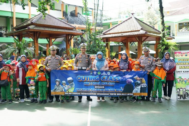 MIN 1 Kota Malang dan Satlantas Polresta Malang Kota Menggelar Proyek Pembelajaran di Drive Thru Park Jatim Park 2