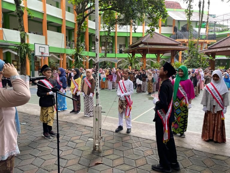 MIN 1 Kota Malang Memperingati Hari Kartini: Merawat Warisan Perjuangan untuk Kesetaraan Pendidikan