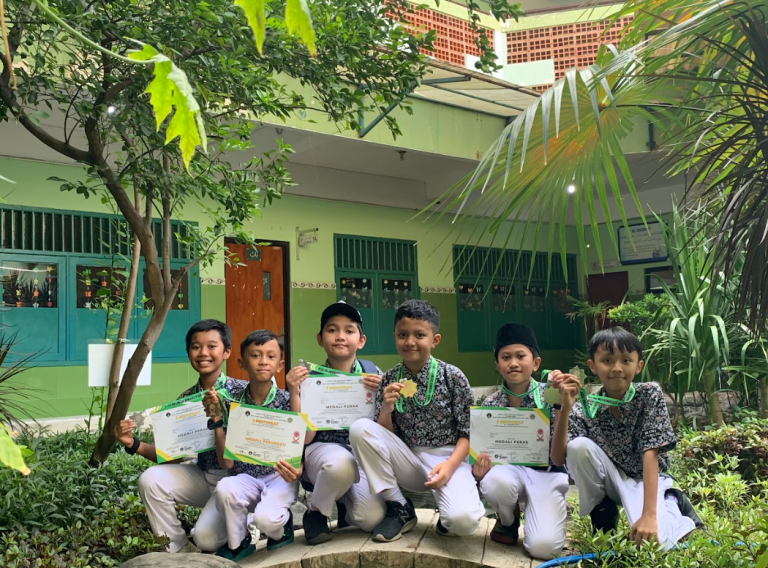 11 Siswa MIN 1 Kota Malang Borong Medali Olimpiade di HIPSO 2024