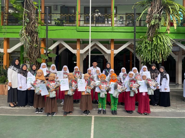 MIN 1 Kota Malang Apresiasi Siswa Pemustaka Teraktif Semester II 2024