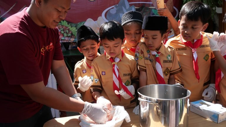 Kenalkan Kuliner Nusantara, Siswa MIN 1 Kota Malang Berkreasi Membuat Bakso