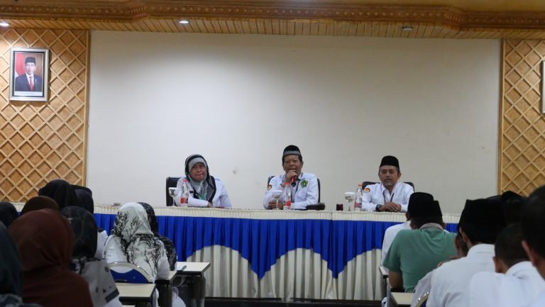 Guru dan Karyawan MIN 1 Kota Malang Adakan Rapat Persekolahan Bersama Kasi Penma Kemenag