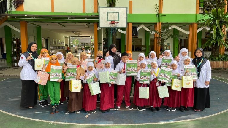 MIN 1 Kota Malang Anugerahkan Pemustaka Teraktif Semester 1 Tahun Pelajaran 2024/2025