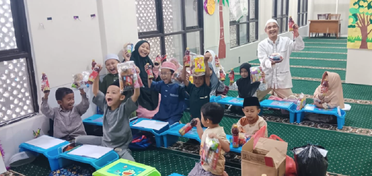 Gempita Ramadan 1446 H, MIN 1 Kota Malang Salurkan Donasi Takjil ke Panti Asuhan dan TPQ