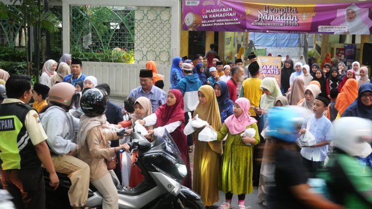 Gempita Ramadan 1446 H! Siswa dan GTK MIN 1 Kota Malang Tebar Ribuan Takjil di Jalan Bandung