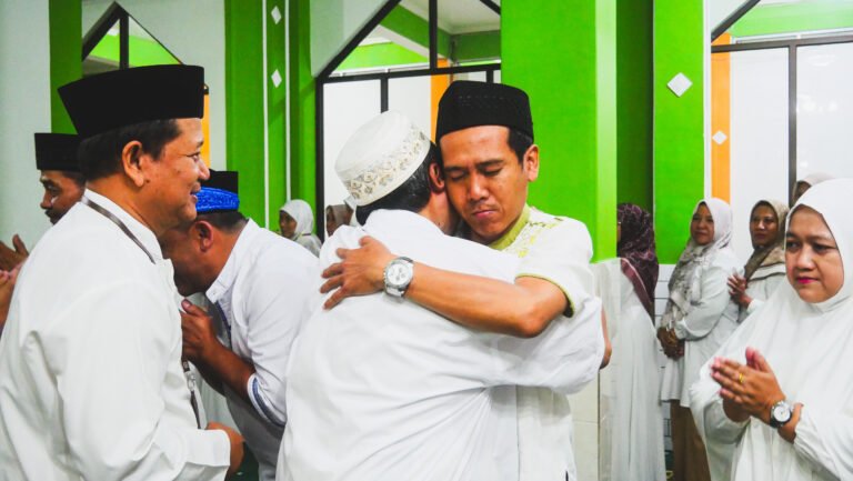 Suasana Haru Warnai Pelepasan Jamaah Haji 1446 H Keluarga Besar MIN 1 Kota Malang