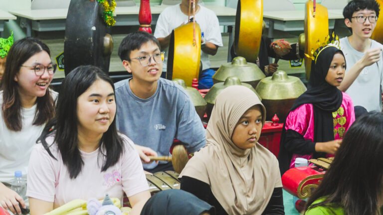 Serunya Mahasiswa National University of Singapore Belajar Gamelan dan Angklung di MIN 1 Kota Malang