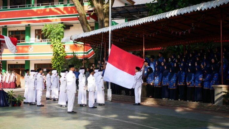 Upacara Bersama MIN 1 dan MAN 2 Kota Malang Peringati Hardiknas 2025