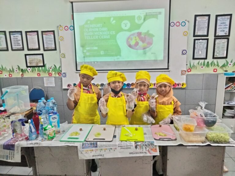 Belajar Kreatif dan Mandiri, Siswa Kelas 2 MIN 1 Kota Malang Buat Es Teller dari Buah-buahan