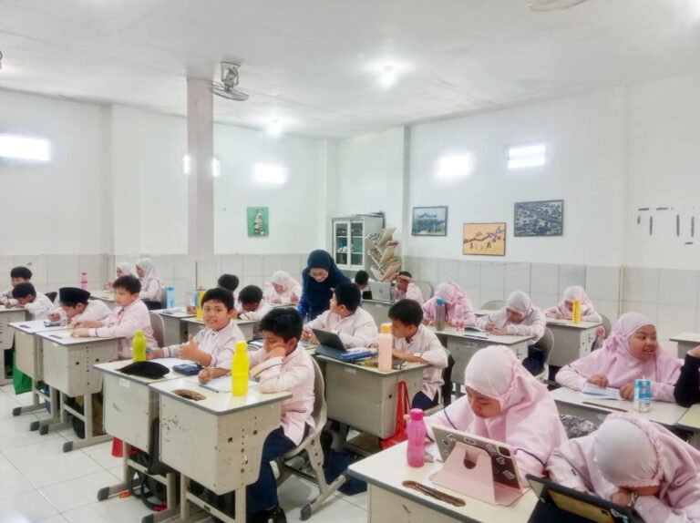 Guru dan Siswa MIN 1 Kota Malang Turut Menyemarakkan Gerakan Cipta Puisi Bertema “Aksara Cinta Ramadan”