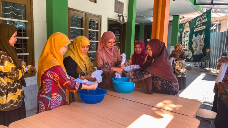 Kreasi Batik Shibori Warnai Persiapan P5RA Guru Kelas 4 MIN 1 Kota Malang