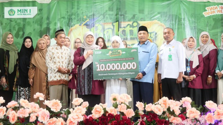 Wujud Rasa Syukur, Siswa MIN 1 Kota Malang Gelar Bakti kelulusan di MI Hidayatus Sibyan