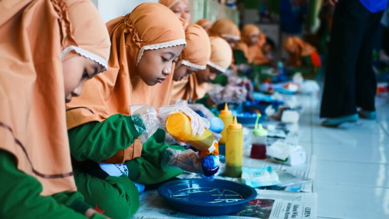 Siswa Kelas 4 MIN 1 Kota Malang Berkreasi dengan Batik Shibori, Tumbuhkan Jiwa Wirausaha Sejak Dini