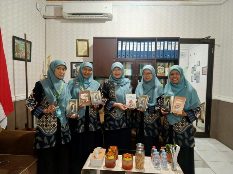 Empat Guru MIN 1 Kota Malang Sumbang Karya dalam Antologi Pentigraf Nasional