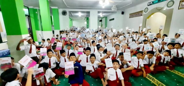 Oleh-Oleh Field Study ke Jakarta, Siswa MIN 1 Kota Malang Abadikan Perjalanan dalam Buku