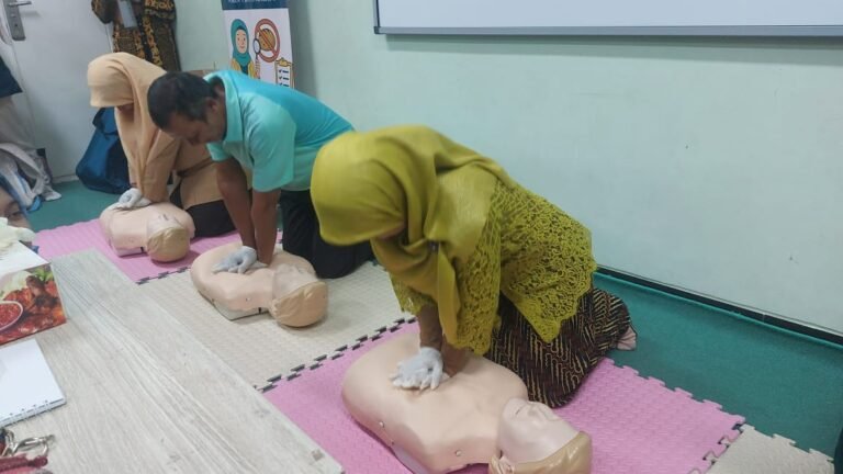 Dosen UB Latih Guru dan Penjual di Kantin MIN 1 Kota Malang Deteksi Alergen pada Makanan