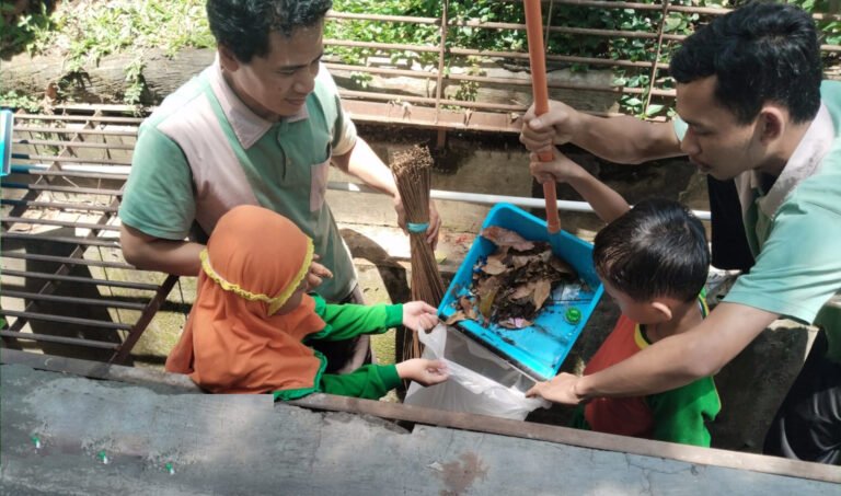 Kokurikuler “Madrasahku Hijau” MIN 1 Kota Malang Tanamkan Peduli Lingkungan