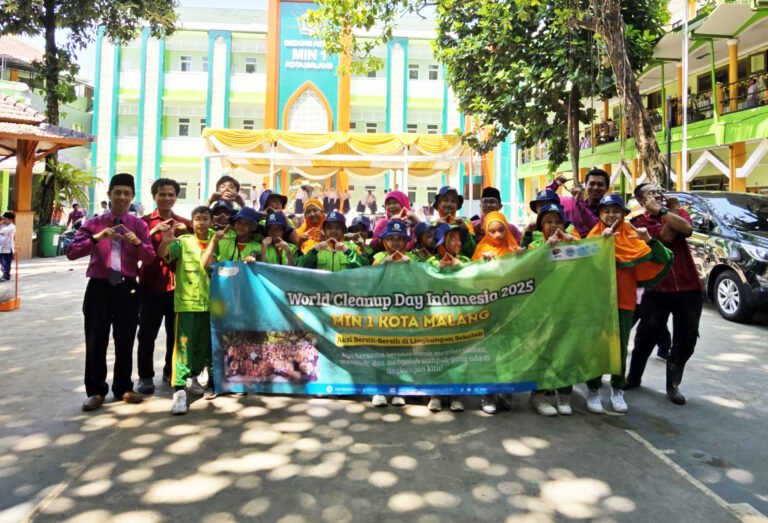 Gotong Royong Warga MIN 1 Kota Malang Peringati World Cleanup Day 2025