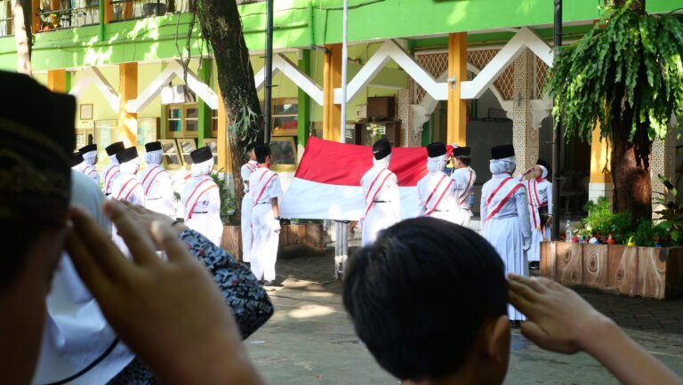 Pahami Ideologi Kebangsaan, MIN 1 Kota Malang Peringati Hari Kesaktian Pancasila Lewat Upacara Bendera