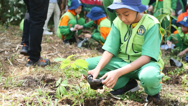 Adiwiyata MIN 1 Kota Malang Ikuti Gerakan Tanam 1.000 Pohon di TPA Supit Urang
