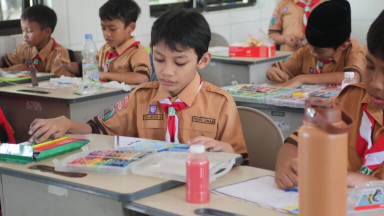 Siswa Kelas 3 MIN 1 Kota Malang Tuangkan Kreativitas dalam Lomba Poster Bulan Bahasa 2025