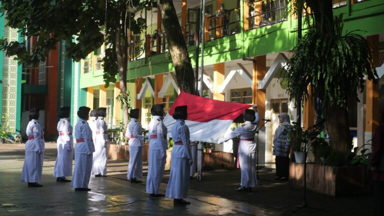 Upacara Hari Guru Nasional 2025, MIN 1 Kota Malang Launching Buku “Mengabadikan yang Fana” Kisah Pendidik Madrasah