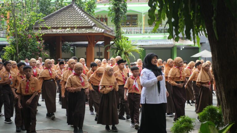Budaya Bahasa Inggris, Apel Pagi dan Senam Anak Indonesia Hebat Mengawali Semester Genap 2025/2026 di MIN 1 Kota Malang