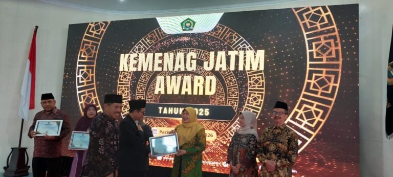 Kemenag Jatim Award 2026: Kepala MIN 1 Kota Malang Terima Penghargaan Madrasah Akademik