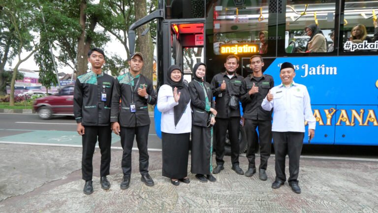 Gempita Ramadan 1447 H: Berbagi Takjil MIN 1 Kota Malang Sasar Penumpang Trans Jatim