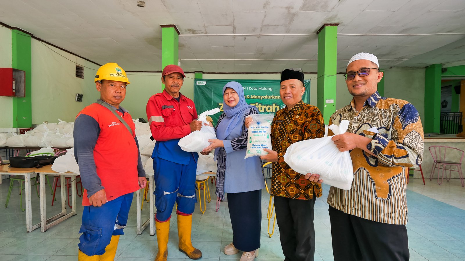 Gempita Ramadan 1447 H: MIN 1 Kota Malang Terima dan Salurkan Zakat Fitrah kepada Mustahiq