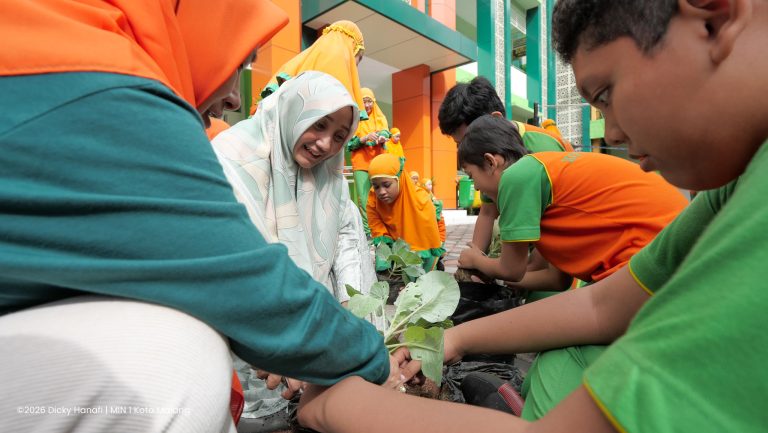 Hari Bumi 2026: MIN 1 Kota Malang Gaungkan Aksi Nyata Lewat Deklarasi dan Penanaman Pohon