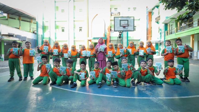 Momentum Hari Buku Sedunia, Siswa Kelas 2 MIN 1 Kota Malang Luncurkan Buku “Anak Hebat Lingkungan Sehat”